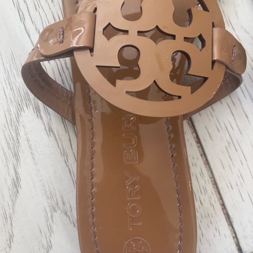 Tory Burch Tan Miller Sandals Iconic Glossy Patent Leather Design - Picture 8 of 10